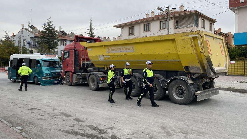 Konya’da 10 kişinin yaralandığı dolmuş kazasının görüntüleri ortaya çıktı 9